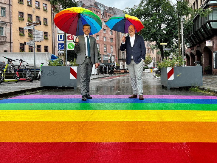Nürnberg macht es bereits vor: Oberbürgermeister Marcus König und Bürgermeister Christian Vogel (v. l.) stehen auf dem neuen Regenbogen-Zebrastreifen.