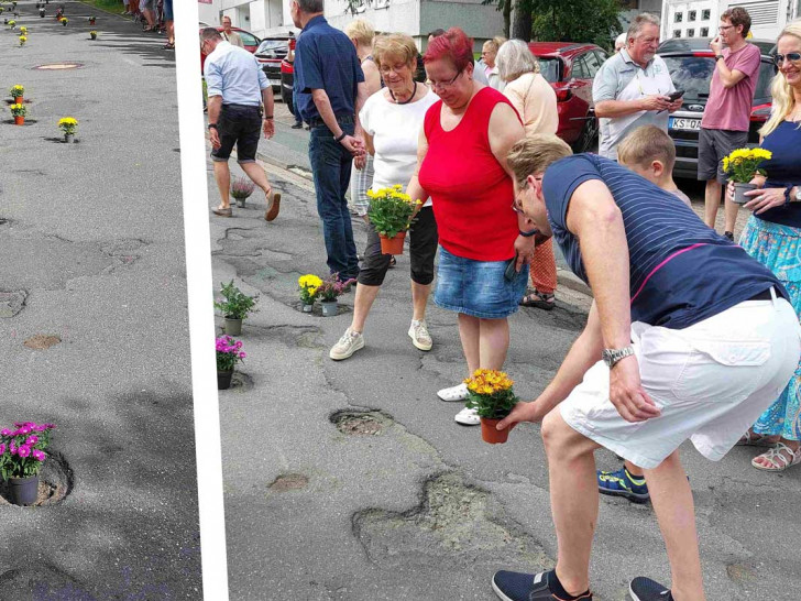 Die verärgerten Bürger bepflanzten ihre Straße mit bunten Blumen.
