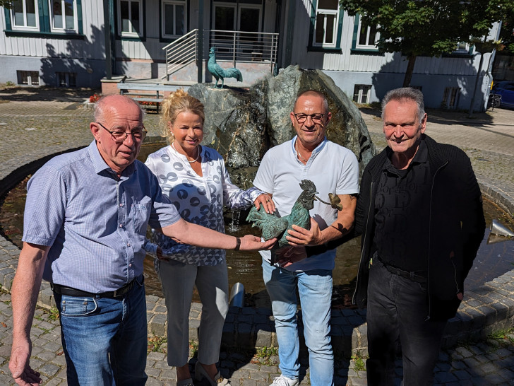 Hahnenklees Ortsbürgermeister Heinrich Wilgenbus freut sich zusammen mit Goslars Oberbürgermeisterin Urte Schwerdtner, Stadtbrandmeister Christian Hellmeier und Klaus Elders (v. li.).