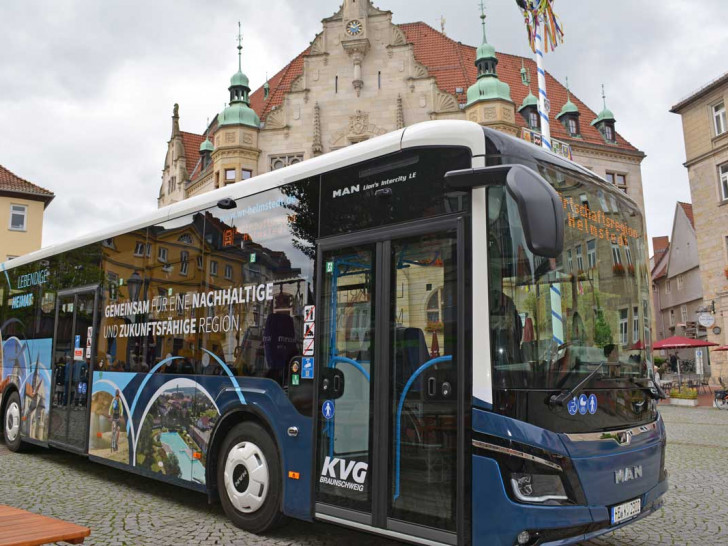Der Bus präsentiert sich im Helmstedt-Design und wirbt für die Region.