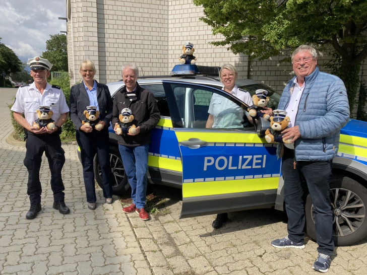 Die Übergabe der Tröst-Teddys durch die Scout Stiftung an die Polizei Goslar.
