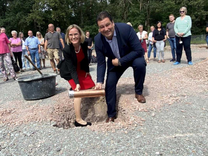 Schulleiterin Regina Ruge und Landrat Tobias Heilmann versenkten heute die Zeitkapsel auf dem Gelände des künftigen Erweiterungsbaus der BBS1 in Gifhorn.