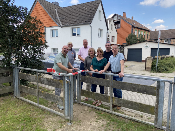 Ortsbürgermeister Marc Angerstein eröffnete mit Vertretern der Stadt Wolfenbüttel und des Ortsrates den renovierten Spielplatzes an der Grundschule in Fümmelse symbolisch mit der Schere.