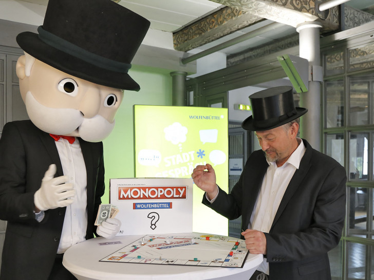 Bürgermeister Ivica Lukanic stimmt sich schon mal auf das neue Wolfenbüttel Monopoly ein.