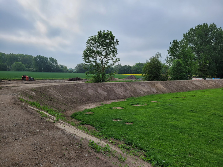 Der neue Damm im Bereich am Sportplatz wurde im Mai errichtet – im August zeigt sich der Damm mit Bepflanzung bereits optisch an die Umgebung angepasst.