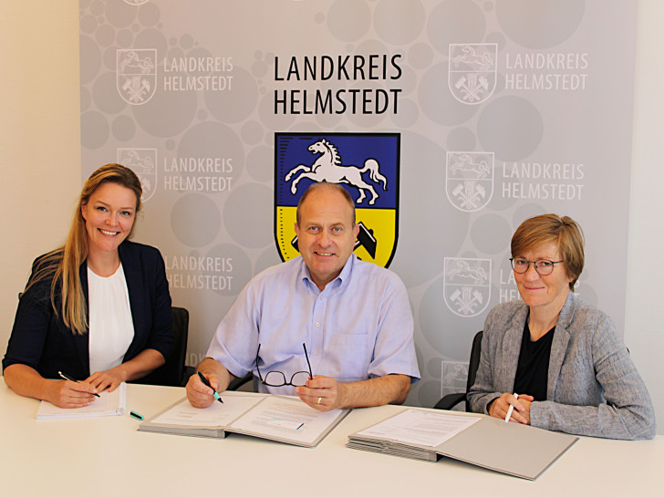 Vertragsunterzeichnung „Unternehmen Revier“: v.l.: Franziska Manthei (Landkreis Helmstedt), Landrat Gerhard Radeck, Beate Lange (DSK).