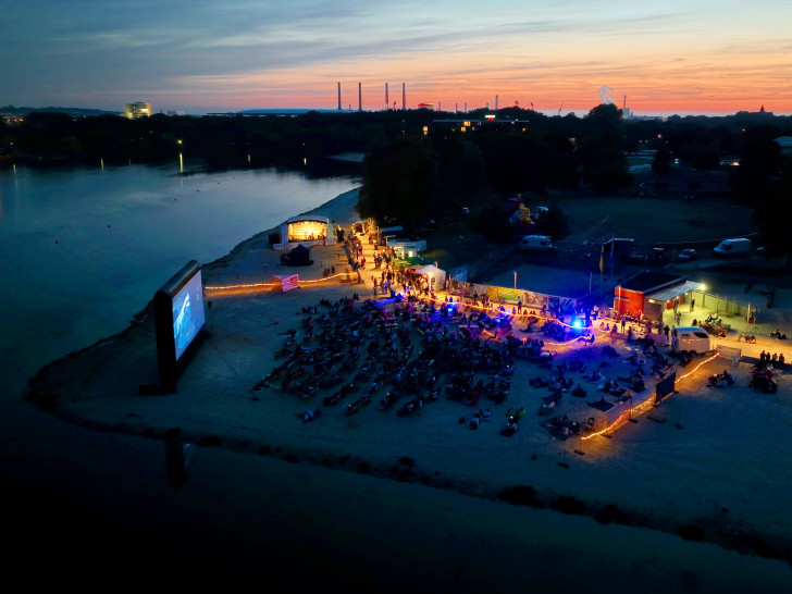 Am 18. und 19. sowie 25. und 26. August 2022 veranstaltet die Wolfsburg Wirtschaft und Marketing GmbH (WMG) wieder das beliebte Open-Air-Kino am Allersee. 
