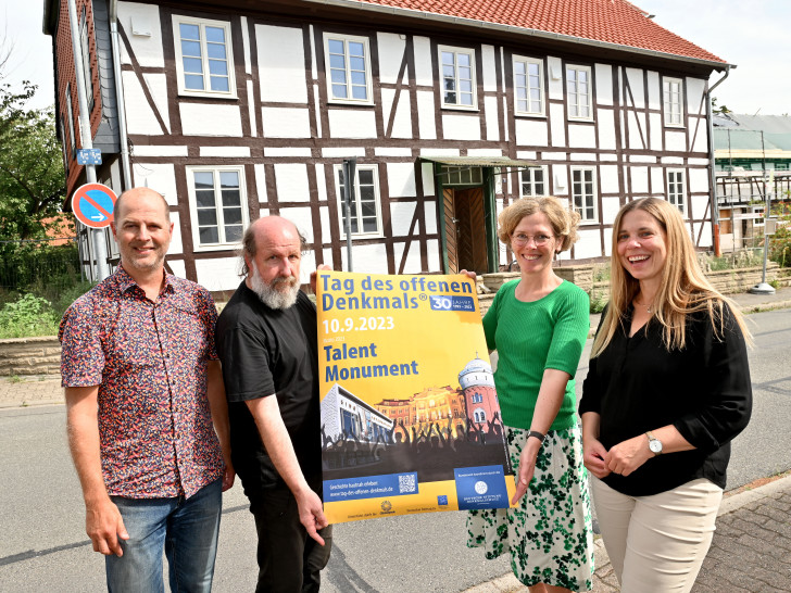 Gemeinsam mit dem Architekten stellen die Mitarbeiter der Unteren Denkmalschutzbehörde zum Tag des offenen Denkmals den Umbau einer ehemaligen Hofanlage vor (von links): Rado Velkavrh (Untere Denkmalschutzbehörde), Architekt Wolfram Sittel, Friederike Hansen, Nicole Froberg (beide Untere Denkmalschutzbehörde).