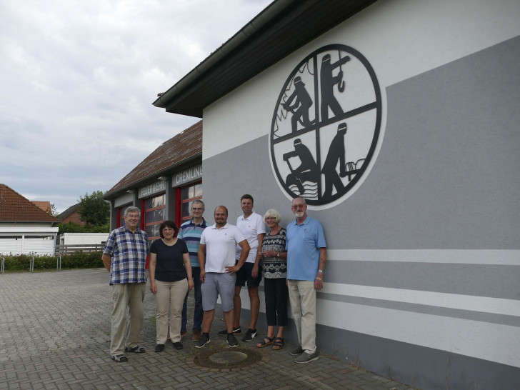 Mitglieder vom Vorstand des CDU-Ortsverbandes Cremlingen stehen vor der Cremlinger Feuerwache, dem möglichen "Haus der Vereine".