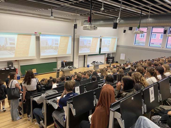 Blick in den Hörsaal bei der Erstsemesterbegrüßung am Campus Wolfsburg.