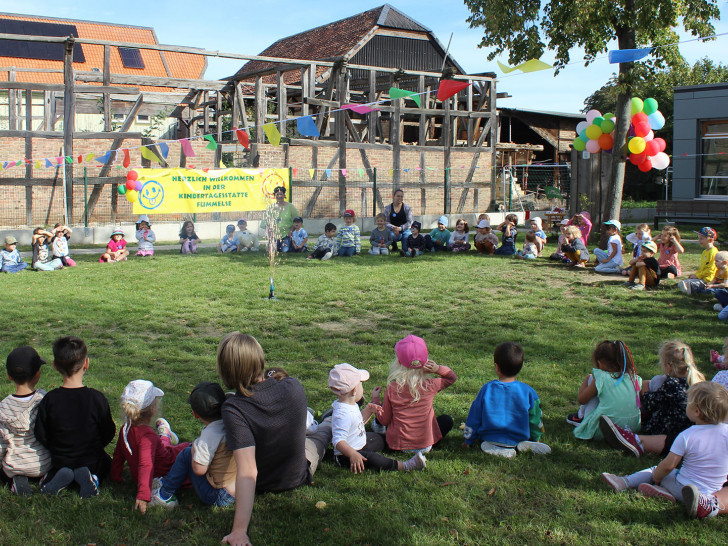 Die Kinder kamen auf der grünen Wiese zusammen und feierten gemeinsam den Weltkindertag.