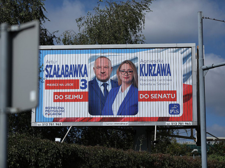 Wahlplakate für Parlamentswahl in Polen am 15. Oktober 2023