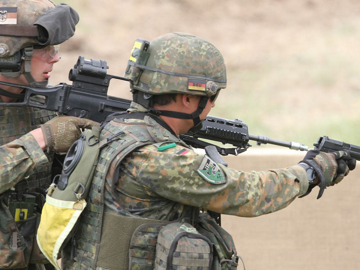 Bundeswehr-Soldat mit Pistole (Archiv)