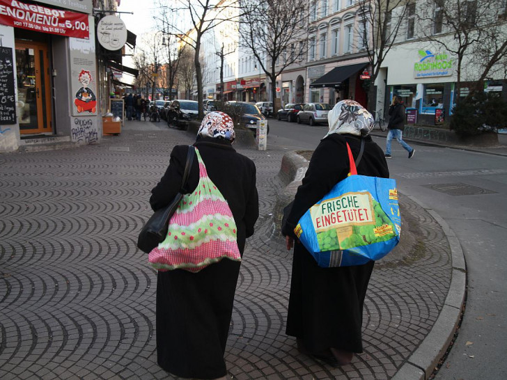 Zwei Frauen mit Kopftuch in Berlin-Kreuzberg (Archiv)