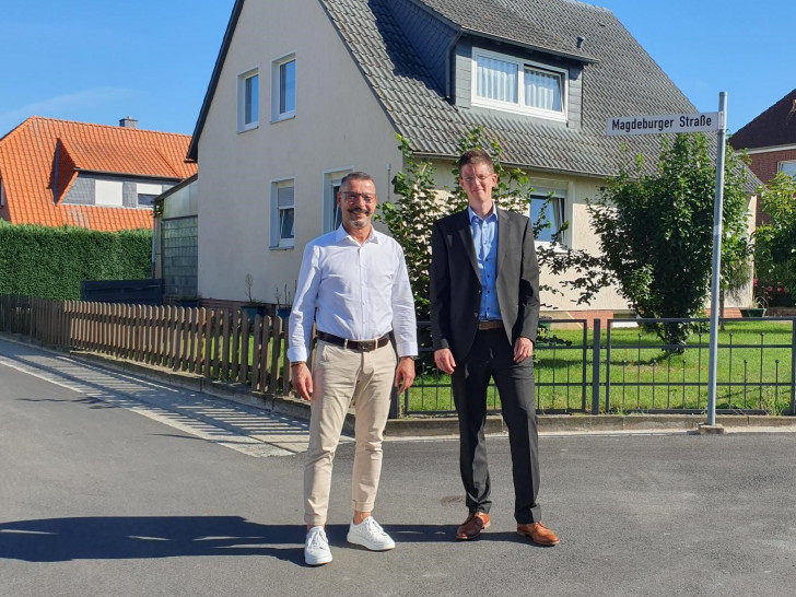 v.l.: Ralph Geffert (Fachdienstleiter Planung, Bau und Umwelt) und Bürgermeister Tobias Grünert.