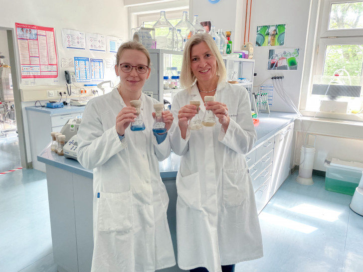 Das Forschungsteam von Cell2Cell im Labor: Diana Austen (li.) und Prof. Dr. Elke Wilharm.   