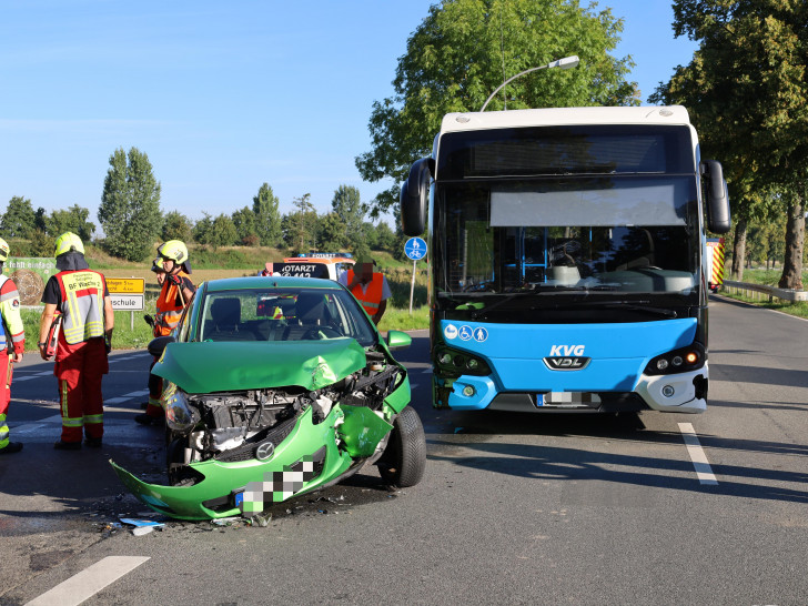 Die Fahrerin des grünen Mazdas kam verletzt ins Krankenhaus.