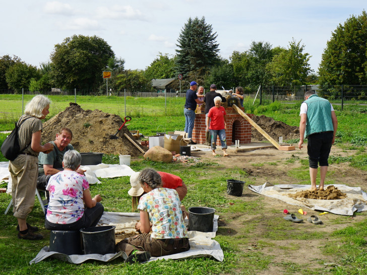 Emsiges Treiben auf der Lehmbackofen-Baustelle im künftigen Naturerlebnisgarten Söllingen.