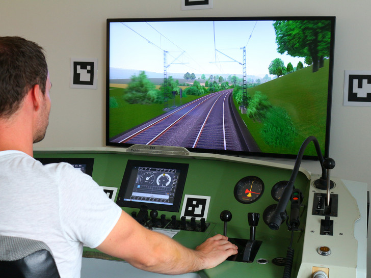 Im Fahrsimulator mit originalem Führerstand lassen sich im virtuellen Eisenbahnbetriebslabor am Institut für Eisenbahnwesen und Verkehrssicherung Züge über zahlreiche Strecken in Deutschland und Österreich steuern.