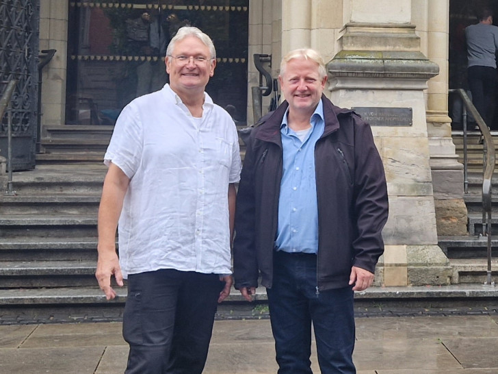 Bernd Aumann (li.) und Thorsten Wendt im Juli 2023  vor dem Braunschweiger Rathaus.
