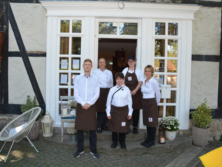 Das Café-Team zu Beginn der Feierstunde (hinten von links): Teamleiterin Michaela Paulmann-Strusch, Paula Wiegener, (vorne von links) Fabian Schauzu, Laura Apostel und Lucja Bischoff.