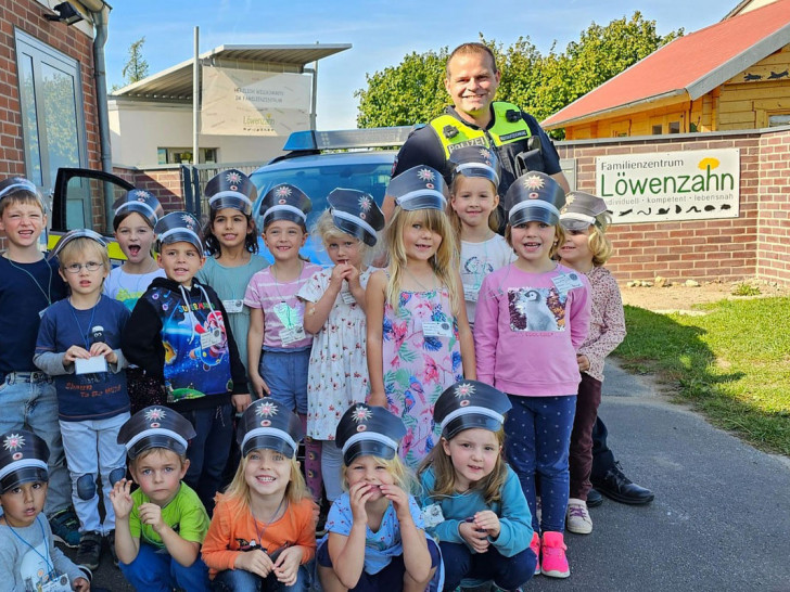 Polizeihauptkommissar Faustmann mit den Kindern.