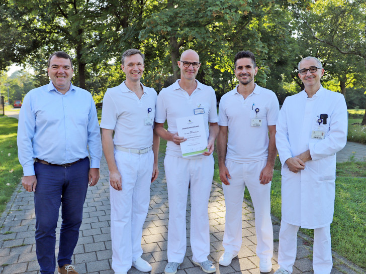 Axel Burghardt, Geschäftsführer des Klinikums, Dr. Mark Jäger, Dr. Dirk Edelhäuser, Dr. Tilmann Dreßel und Prof. Dr. Kinan Rifai (v. li.).