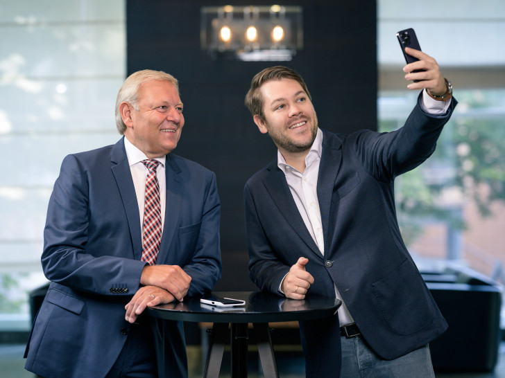 Jürgen Brinkmann, Vorstandsvorsitzender der Volksbank BRAWO (links), und Jan Homann, CEO und Co-Founder von EQOLOT, freuen sich auf die künftige Zusammenarbeit.