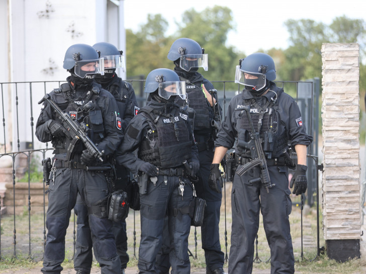 Mit schweren Waffen rückte die Polizei in die Marienbruchstraße ein.
