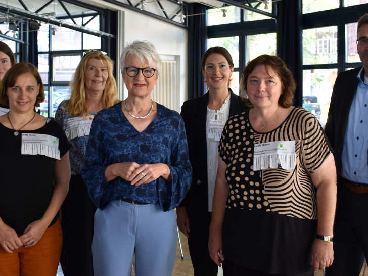 Jana Ehlermann (Koordinierungsstelle für Migration und Teilhabe am Bildungszentrum Landkreis Wolfenbüttel), Gritta Peters (Mitarbeiterin Jobcenter Wolfenbüttel), Annette Kuck (Beauftragte für Chancengleichheit bei der Agentur für Arbeit), Landrätin Christiana Steinbrügge, Carolin Wiek (Gleichstellungsbeauftragte im Landkreis Wolfenbüttel), Carola Stobbe (Beauftragte für Chancengleichheit auf dem Arbeitsmarkt im Jobcenter Wolfenbüttel) und Thomas Vogel (Leiter Jobcenter Wolfenbüttel) (v. li.). 