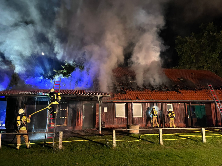 In der Nacht zu Mittwoch brannte ein Vereinsheim in Ahnsen.