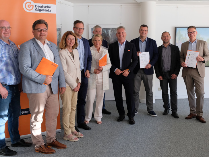Der Glasfaserausbau im Landkreis Goslar soll weiter vorangetrieben werden. Um dieses Ziel zu erreichen haben Bürgermeisterinnen und Bürgermeister eine Kooperationsvereinbarung mit der Deutsche Giganetz GmbH unterzeichnet.