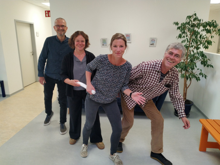Patenschaften für Kinder psychisch kranker Eltern organisiert ab jetzt der Verein „Der Weg“. Zuvor lag das Projekt beim Landkreis. Den Staffelstab übergaben (v.l.n.r.): Jörg Hermann (Leiter der Beratungsstelle für Eltern, Kinder und Jugendliche) und Annette Scheffer (Mitarbeiterin der Beratungsstelle für Eltern, Kinder und Jugendliche) an Sandra Riethus und Gerd Osterloh vom Verein für gemeindenahe sozialpsychiatrische Hilfen – Der Weg e.V.