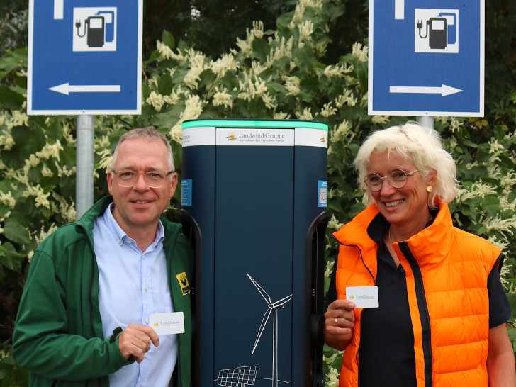 Auch Lucklum hat jetzt E-Ladesäulen: Bärbel Heidebroek und Helmut Gockel nehmen die Anlage in Betrieb.