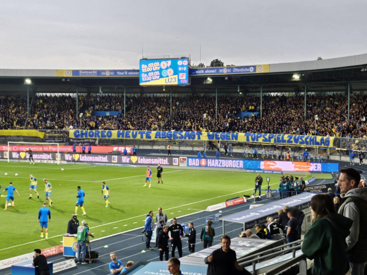Vor dem Spiel gegen den FC St. Pauli zeigten die Fans ihren Unmut über den Zuschlag.