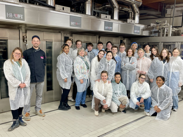  Bäckermeister Konstantin Lehmann führte die deutsch-südafrikanische Schülergruppe durch die Produktionsanlage der Bäckerei Richter.