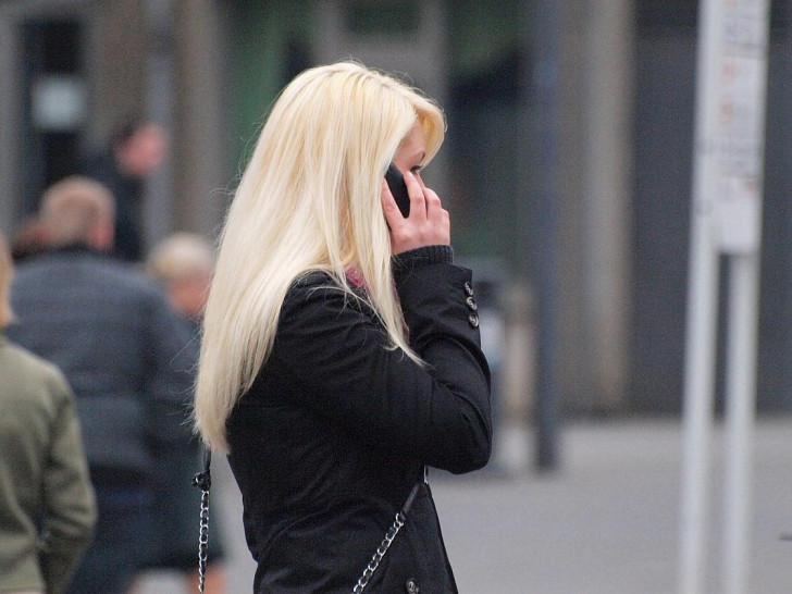 Blonde Frau mit Telefon (Archiv)