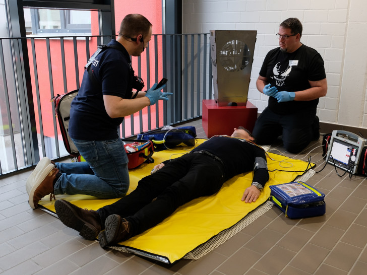 In den Praxisphasen üben die Kursteilnehmerinnen und Kursteilnehmer anhand simulierter Einsätze die Zusammenarbeit mit den Notfallsanitäterinnen und Notfallsanitätern vor Ort.