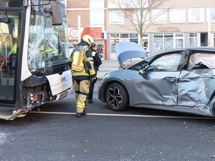 Beide Fahrzeuge wurden durch den Unfall stark beschädigt.