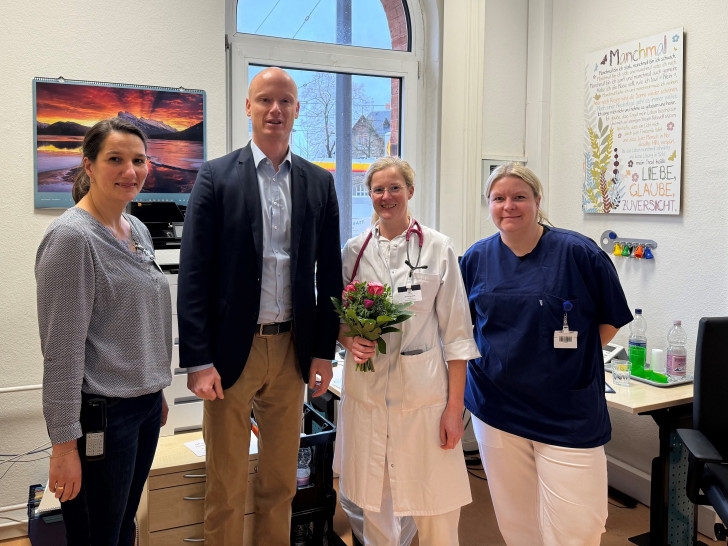 Katja Seiler-Böttcher (stv. Pflegedirektorin), Dr. Jan Wolff (Geschäftsführer Krankenhaus Marienstift), Dr. med. Finja Graen (kommissarische Leiterin ZNA) und Nadja Bewig (Pflegefachkraft ZNA) (v. li.).