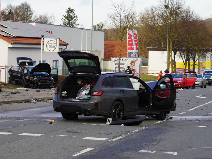 Der Tatverdächtige wurde bei dem Unfall verletzt. Sein Ford Fiesta (hinten im Bild) stieß mit einem BMW (vorne) zusammen.