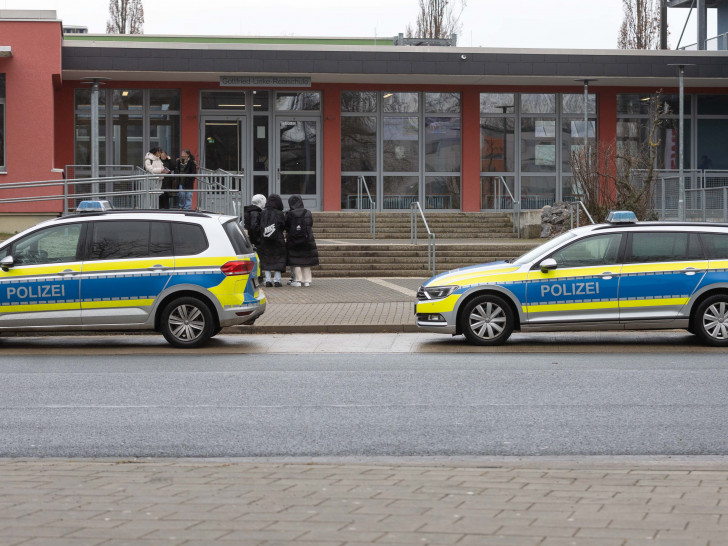 An der Gottfried-Linke-Realschule ist es am Montagmittag zu einem größeren Polizeieinsatz gekommen.