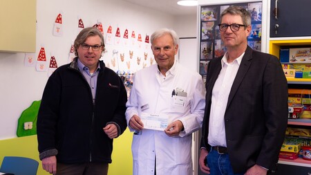 Der Chefarzt der Klinik für Kinder- und Jugendmedizin Prof. Dr. Hans Georg Koch (Mitte) freut sich über die Spende von Dr.-Ing. Peter Grubert (li.) und Dr.-Ing. Carl Stoewahse.
