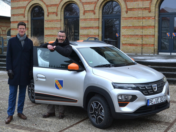 v.l.: Bürgermeister Tobias Grünert und Ralph Geffert (Fachdienstleitung Planung, Bau, Umwelt) mit dem neuen E-Auto der Verwaltung.