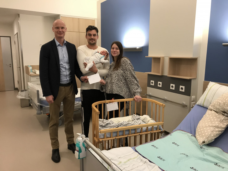 Dr. Jan Wolff, Geschäftsführer Krankenhaus Marienstift, Papa Chris Henkel mit Neujahrsbaby Mila und Mama Alex Jahns (v. li.). 