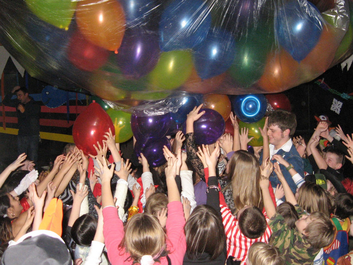 Luftballonregen in der Kinder-Faschingsdisco. (Archiv)
