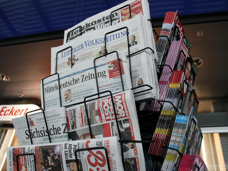 Zeitungen und Zeitschriften an einem Kiosk (Archiv)
