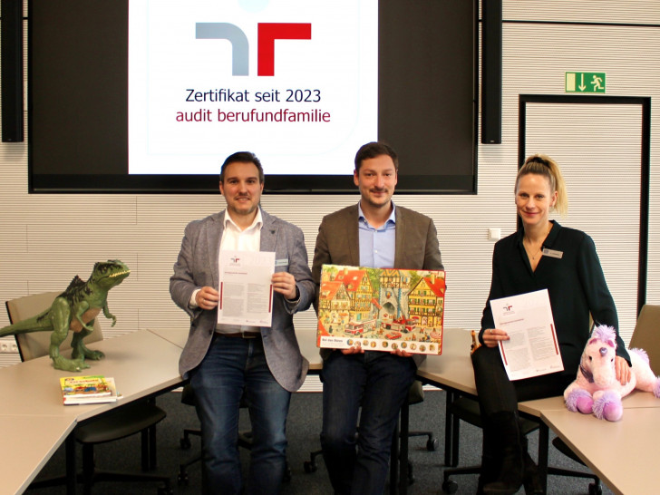Tobias Schweckendiek (Fachbereichsleiter Zentrale Dienste), Jannis Gaus (Samtgemeindebürgermeister) und Christina Landsmann (Pressesprecherin) freuen sich über das Zertifikat für die Samtgemeinde Isenbüttel (v. li.).