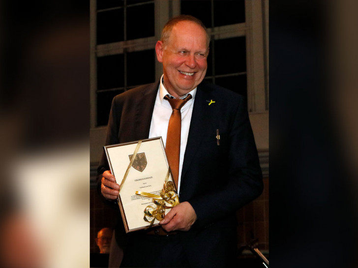 Der scheidende Geschäftsführer des Rammelsbergs, Gerhard Lenz, trägt jetzt die Ehrennadel der Stadt Goslar.