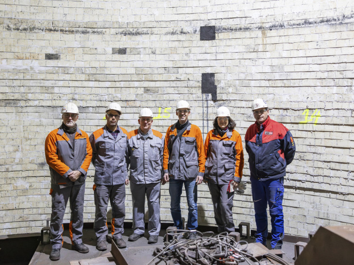 Kurz vor dem Anblasen des Hochofens A der Salzgitter Flachstahl GmbH: Rene Rockstroh, Leiter Hochofenwerk, Matthias Rami, Betriebsleiter Hochofen B, Ferdinand Onkes, Betriebsingenieur, Daniel Tschenett, Betriebsleiter Hochofen A, Dr. Tatjana Mirkovic, Leiterin Hochofenbetrieb und Dirk Hoffmann, Pirson Montage AG (v. li.).